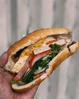 Bánh mì thịt ốp la - 30.000 ₫ tại Bánh Mì Hoàng Vũ Hà Nội - Chu Văn An