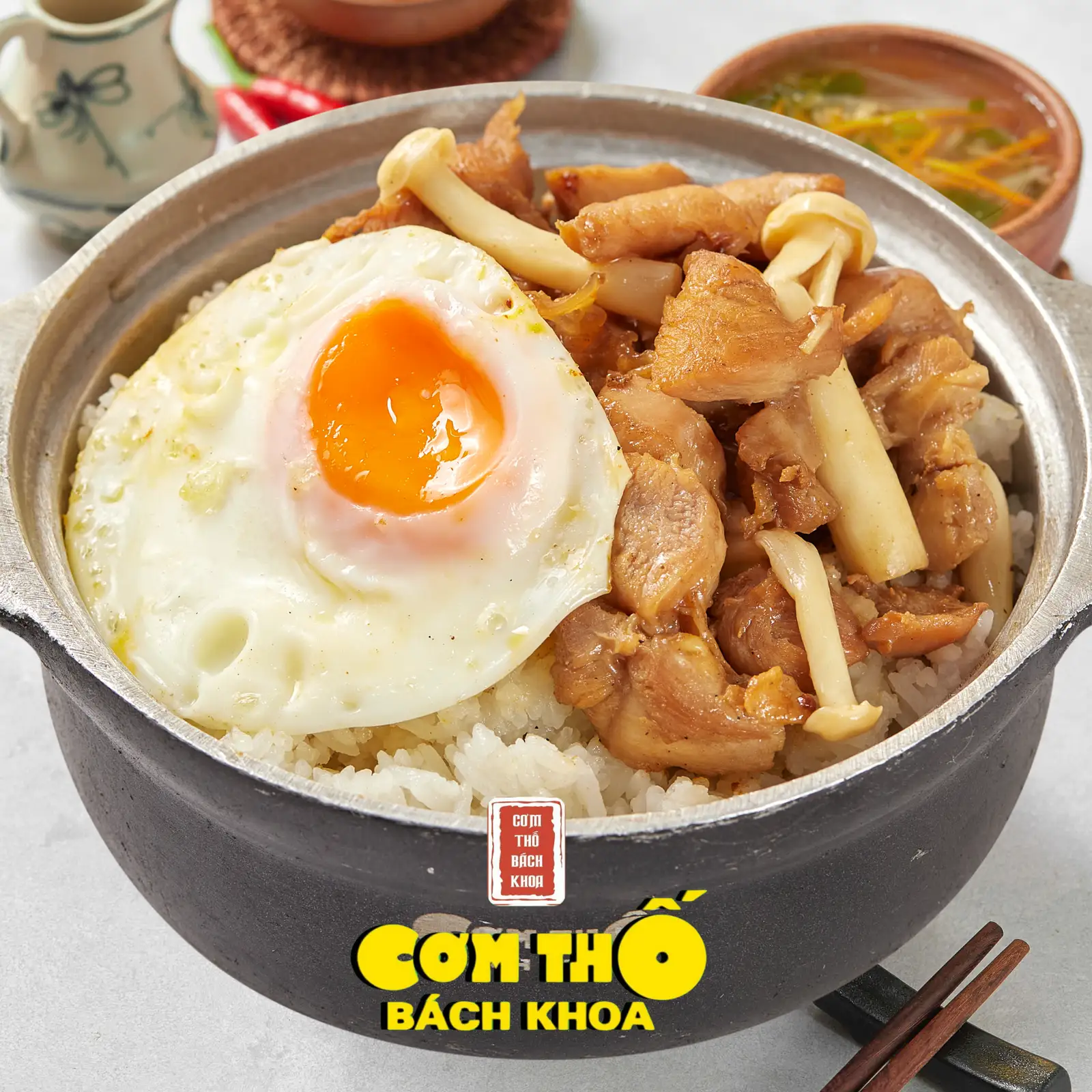 Hình ảnh Cơm trắng thịt gà trứng ốp