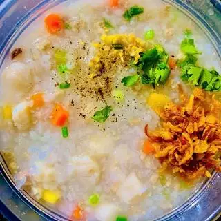 Cháo rau củ + tôm bằm + thịt bằm ( hộp size to) - 63.000 ₫ tại Bún & Cháo Má 5 - Đỗ Quang Đẩu