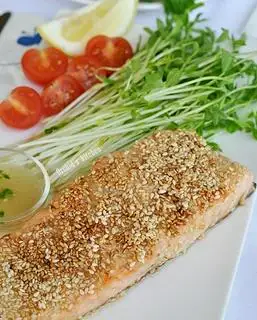 Hình ảnh Cá hồi áp chảo hạt mè - ăn kèm salad