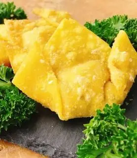 Hoành thánh lá chiên giòn - 4 miếng - 6.000 ₫ tại Ăn Vặt & Cá Viên Huynh Đệ - Phan Văn Trị