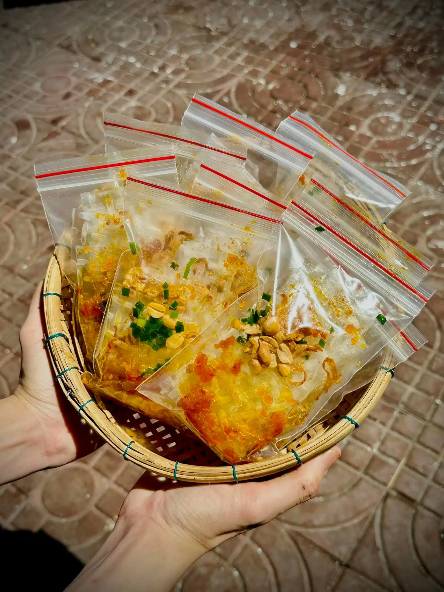 Hình ảnh Bánh Tráng Vuông Mỡ Hành Tôm Rim
