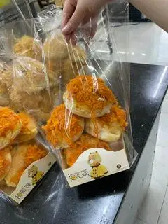 Hình ảnh 5 Bánh Trứng Muối Sốt Chà Bông Cay Nhẹ