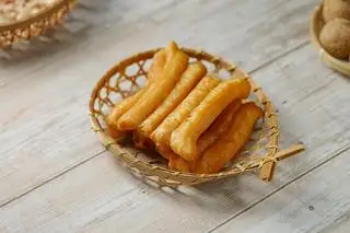 Quẩy giòn - 4.000 ₫ tại Bún Thang Cậu Ba - Phở Gà, Miến Gà & Bún Mọc - Trần Hưng Đạo