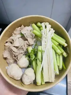 Bún Thái bò gà viên - 66.000 ₫ tại Bếp Nhà Bo - Bún Thái - Phạm Thế Hiển
