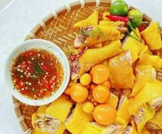 [Chặt sẵn, hấp hành] Gà Ủ Muối Nguyên Con Ôm trứng non ăn kèm dưa Leo và nước chấm - 265.000 ₫ tại A.C Food - Gà Ủ Muối Hoa Tiêu & Khô Gà Lá Chanh - Shop Online