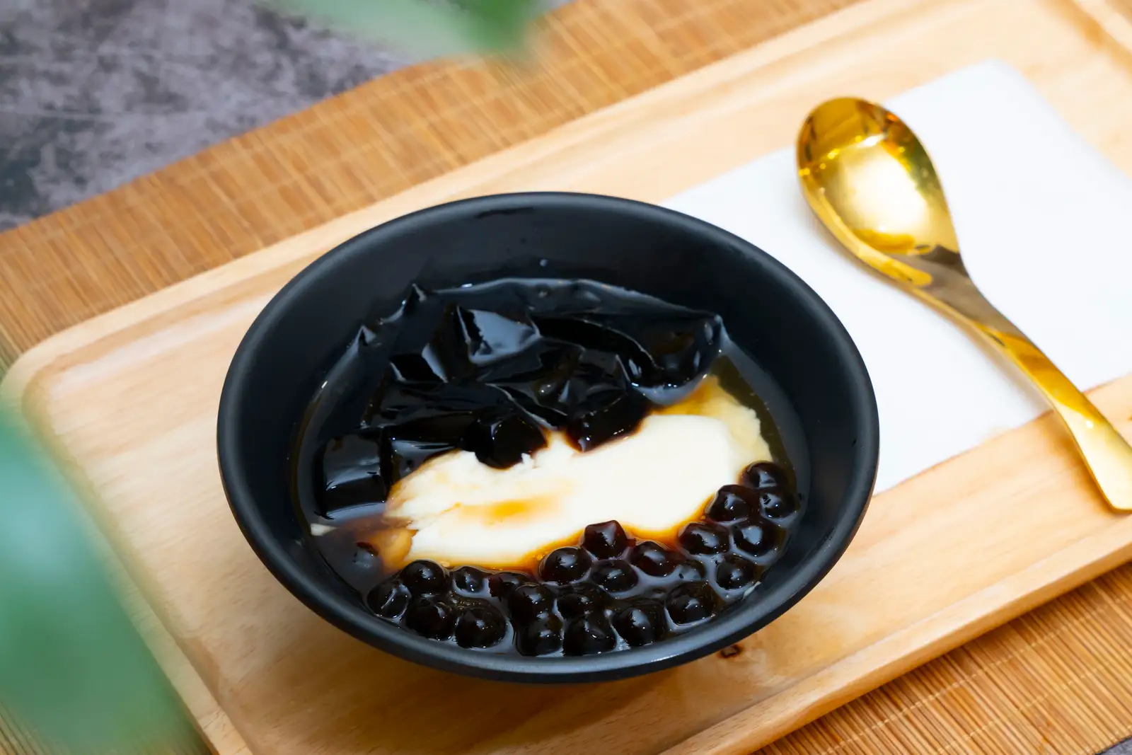 Tàu Hủ Đá Sương Sáo + Trân Châu - Tofu with Grass Jelly + Boba (COLD) - 55.000 ₫ tại BINGO Cafe Saigon - Bùi Viện