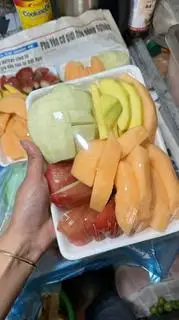 Hình ảnh khay mix to ( roi+ dưa vàng+ ổi+xoài) 