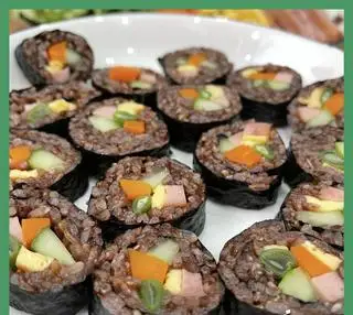 Kimbap truyền thống - 45.000 ₫ tại Samt Korean Food - Tokbokki - Cách Mạng Tháng 8