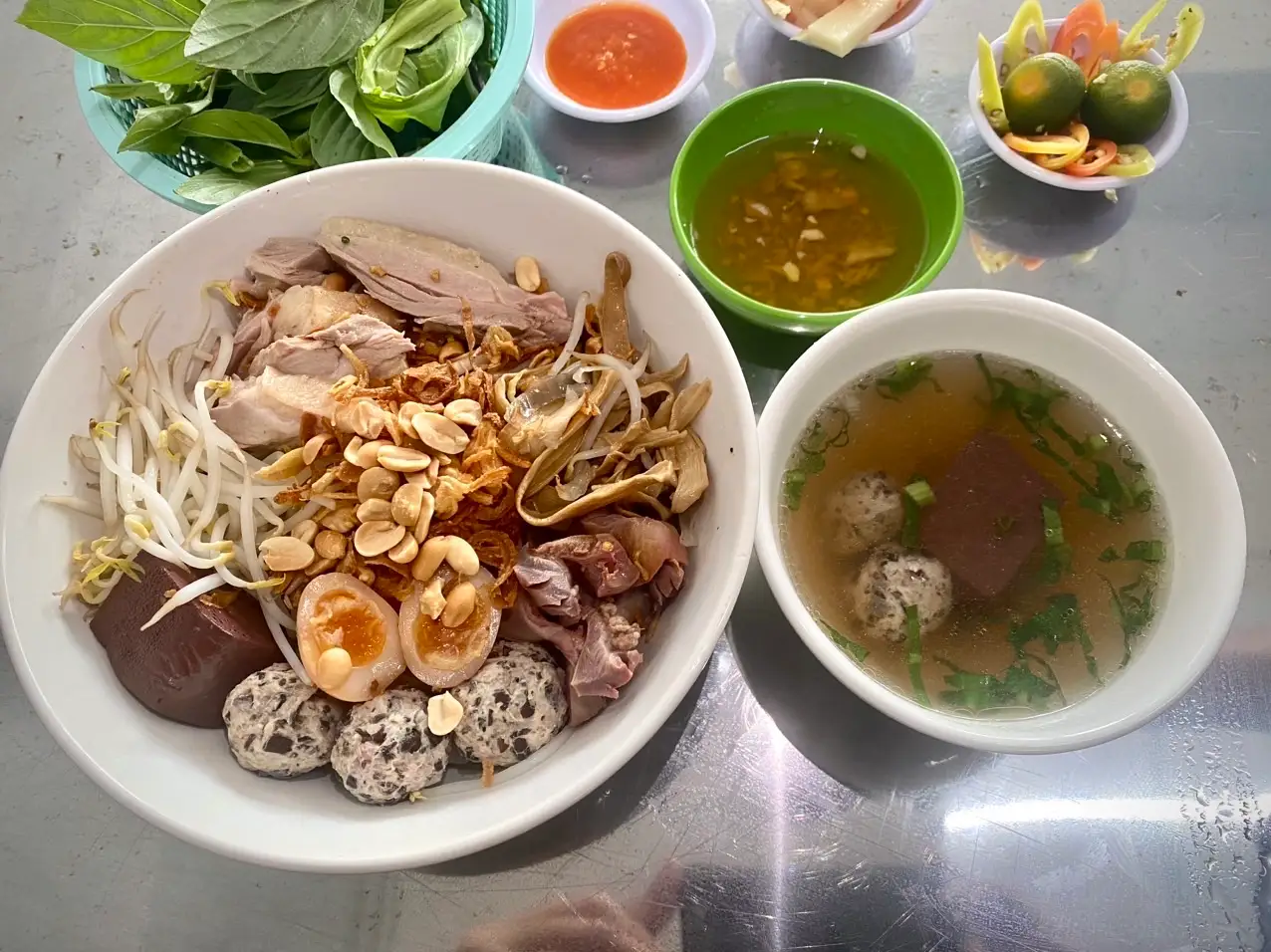Bún trộn - 61.000 ₫ tại Đào Tâm Quán - Bún Ngan Hà Nội - Bạch Đằng
