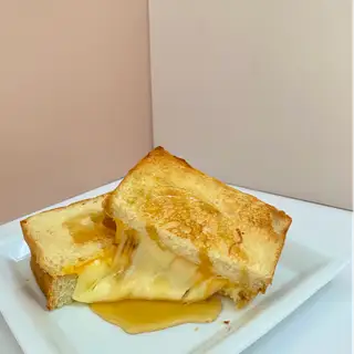 Toast Mozzarella Mật Ong - 43.000 ₫ tại Ăn Bánh Uống Trà - Bánh Ngọt - Trà Sữa - Ăn Vặt 