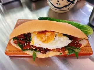 Hình ảnh Bánh mì thịt xíu - trứng ốp la