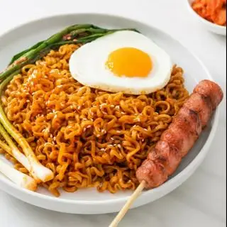 Hình ảnh MÌ TRỘN SỐT PHÔ MAI ỐP LA + NEM NƯỚNG