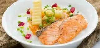 Hình ảnh cá hồi sốt gấc 
