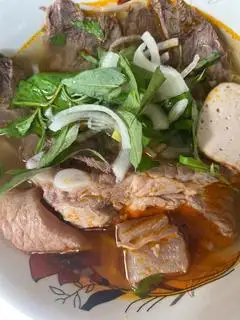 Bún bò Huế giò đầy đủ. - 68.000 ₫ tại Thảo Bún Riêu Bồn Nước 575 - Điện Biên Phủ