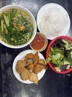 Hình ảnh bún cá và chả cá chấm 