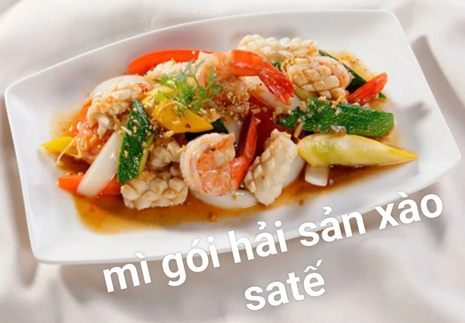Hình ảnh Mì gói hải sản xào rau củ sate