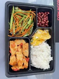 Hình ảnh Cơm thịt viên, chả cá sốt cà chua 