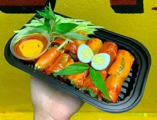 Hình ảnh Bánh tráng cuốn sốt bơ, me