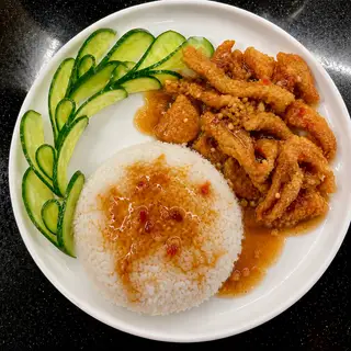 Cơm Da Gà Sốt - 42.000 ₫ tại Heo Con - Cơm Gà Sốt & Gà Rán - Phạm Ngũ Lão