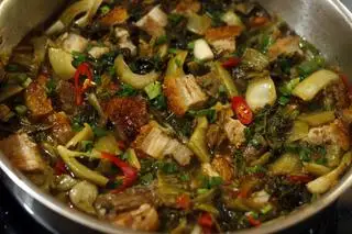 Hình ảnh CƠM HEO QUAY KHO CẢI CHUA