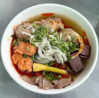 Bún bò siêu đặc biệt full topping - 80.000 ₫ tại Quán Cây Xoài - Bún Bò Chả Cua Huế - Phạm Hùng