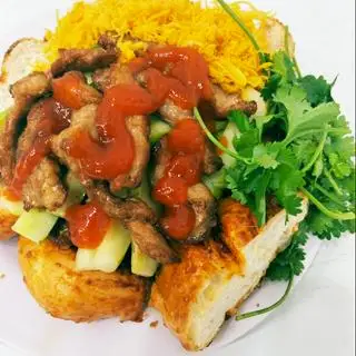 Hình ảnh Bánh mì muối ớt chà bông, thịt sợi 