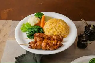 Hình ảnh Cơm đảo gà xiên que chiên giòn