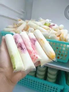 Hình ảnh 10 túi sữa chua mix vị trái cây 