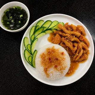 Cơm Da Gà Sốt + Canh Rong Biển Thịt Bằm - 53.000 ₫ tại Heo Con - Cơm Gà Sốt & Hamburger - Nguyễn Gia Trí
