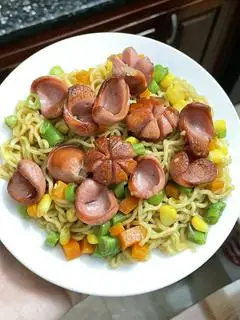 Hình ảnh Mì trộn xúc xích