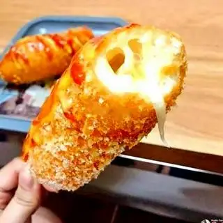 Hotdog phô mai - 20.000 ₫ tại Gà Rán & Khoai Lắc Đặng Nguyễn - Bùi Minh Trực