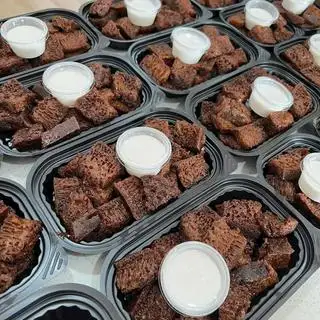 Hình ảnh Bánh bò nướng cắt sẵn kèm nước cốt dừa