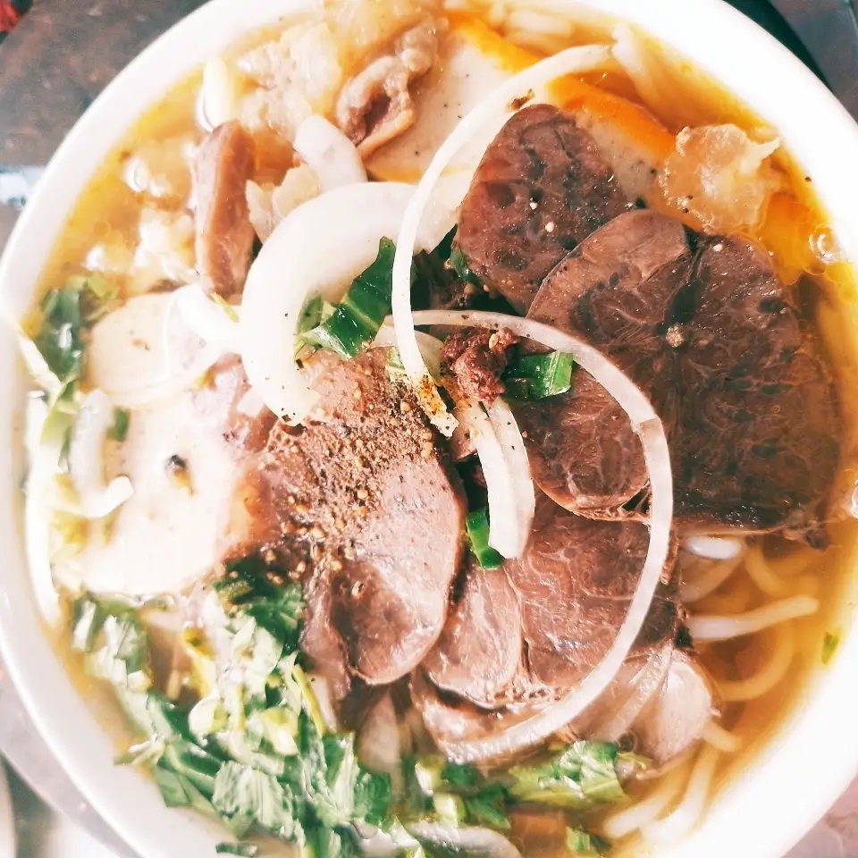 bún bò thập cẩm  - 75.000 ₫ tại Bún Bò Huế 334 - Nguyễn Văn Nghi