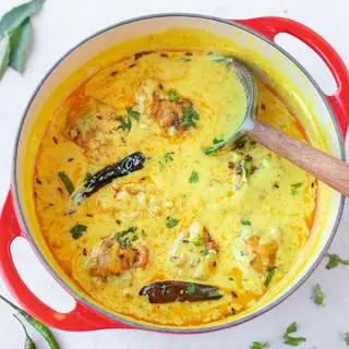 Hình ảnh Kadhi pakora/ Cà ri sữa chua với bánh chiên bột đậu gà 