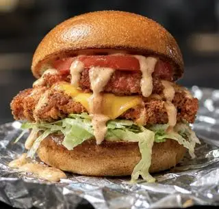 Hình ảnh Burger Gà Giòn Phô Mai