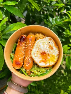 Hình ảnh Mì Indomie trứng - xúc xích