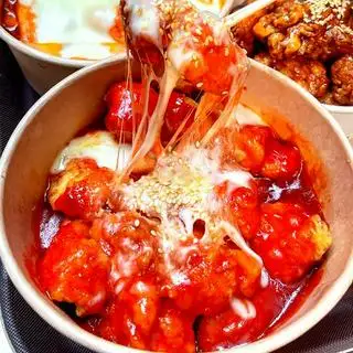 Hình ảnh Gà Sốt Cay Ngọt Hàn Quốc Phủ Phô Mai Mozzarella