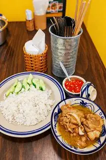 Hình ảnh Cơm gà xào sả ớt