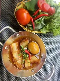 Hình ảnh Cơm heo quay kho trứng 