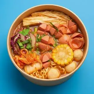 Hình ảnh Mỳ cay Xúc xích [kèm tô giấy đũa muỗng]
