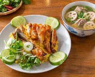 Hình ảnh Cơm chiên đùi gà chiên nước mắm