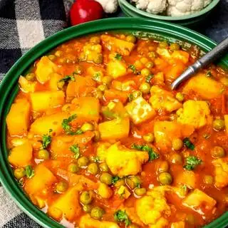 Aloo Gobi Mutter ( Khoai tây + bông cải trắng + đậu Hà Lan nấu sốt Cà ri) - 140.000 ₫ tại Sher E Punjab Cuisine - Nhà Hàng Ấn Độ - Nam Kỳ Khởi Nghĩa
