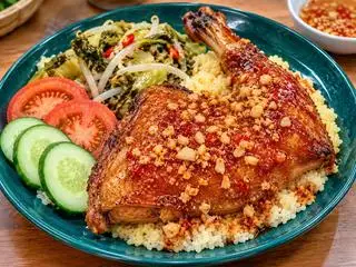 Hình ảnh Cơm gà góc tư đùi sốt mắm tỏi