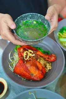 Hình ảnh Mì  gà quay thảo mộc
