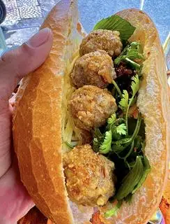 Hình ảnh Bánh mì 2 viên xíu mại
