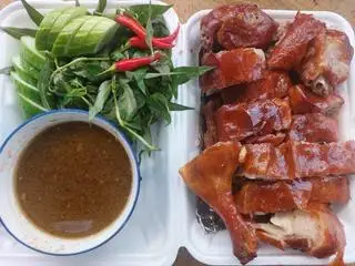 Hình ảnh Vịt quay da giòn 1 con kèm canh măng tiết