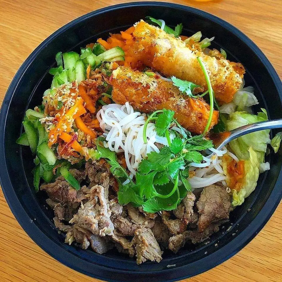 Hình ảnh 1 bún trộn bò Nam Bộ tặng topping XÚC XÍCH