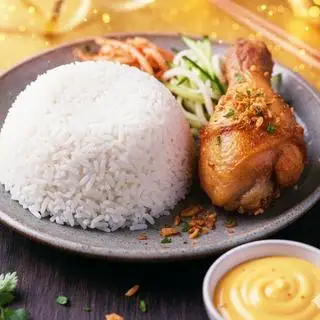 Cơm đùi tỏi  giòn sốt pho mai béo+tặng 1 trứng chiên  - 78.000 ₫ tại Cơm gà da giòn - Dimsum ToGo - Lê Đại Hành