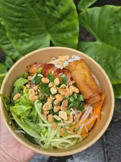 Hình ảnh Bún thịt nướng, nem nướng, chả giò